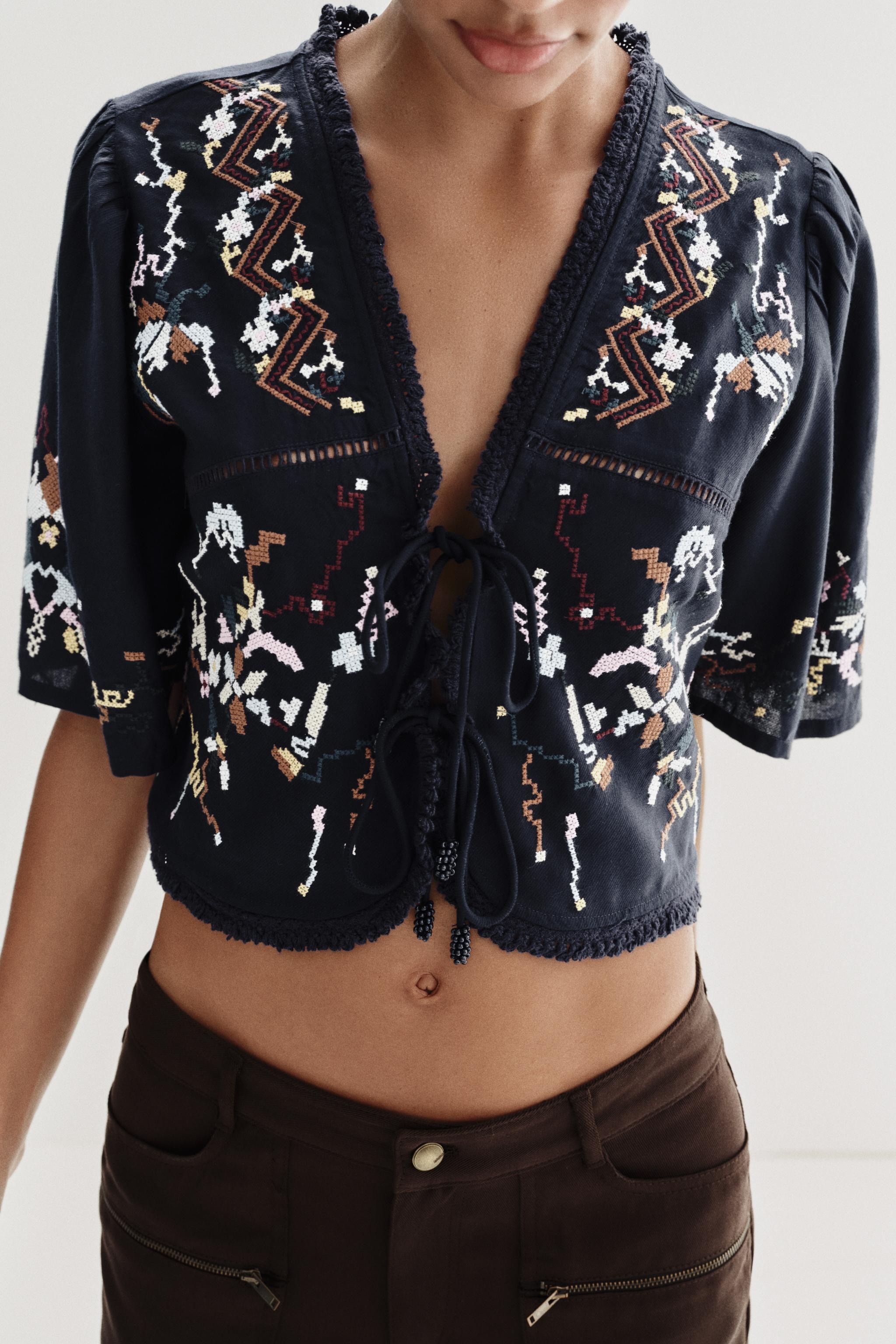 EMBROIDERED FLORAL CROPPED TOP